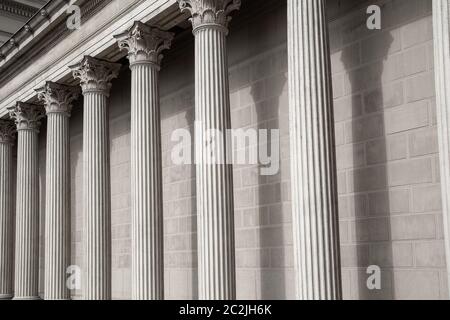 Colonna d'epoca del tribunale della giustizia. Colonnato neoclassico con colonne corinzie come parte di un edificio pubblico simile a. Foto Stock