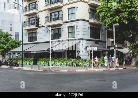 Tel Aviv/Israel-9/10/18: Persone che passano oltre il Cafe popolare situato nel Jacob Samuel boutique hotel, all'intersezione di Dizengoff-Arlozorov stree Foto Stock