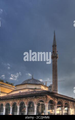 Vista esterna della Moschea di Ehem Bey in piazza Skanderbeg, Tirana, Albania Foto Stock