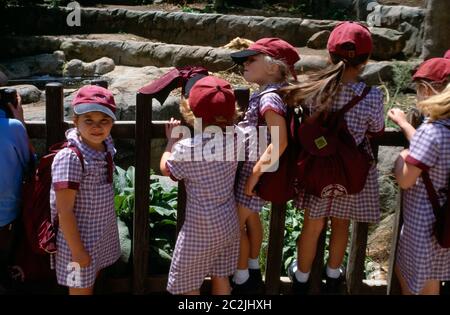 Studenti australiani del NSW di Sydney in gita di un giorno allo Zoo di Taronga Foto Stock