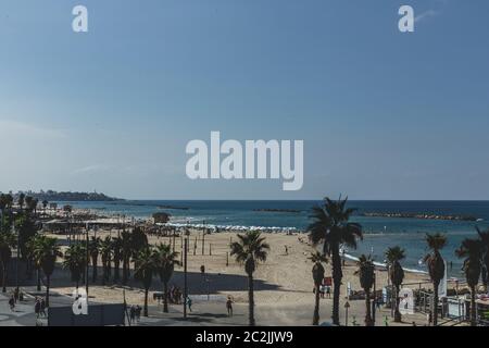 Tel Aviv/Israel-10/10/18: Spiagge lungo la passeggiata di Tel Aviv e il litorale mediterraneo. Antica città portuale Jaffa sullo sfondo Foto Stock