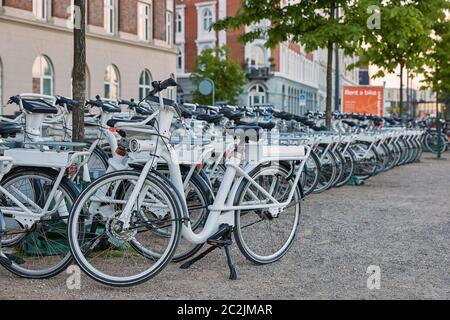 Noleggio biciclette sulla strada nel centro della città. La bicicletta è un modo popolare di trasporto nella città di C. Foto Stock