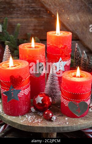 Colorate candele accese e decorazioni di festa per il Natale Foto Stock