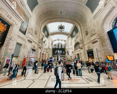 27 settembre 2019. Sala arrivi Milano Centrale Stazione Centrale di Milano. Stazione ferroviaria Milano Centrale. pe in viaggio Foto Stock