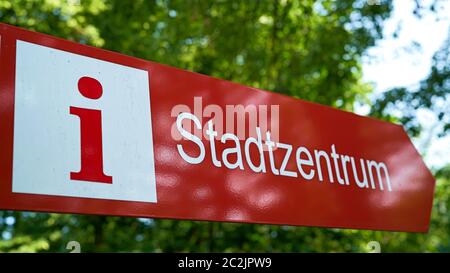 Cartello per informazioni turistiche nel centro della città su un sentiero escursionistico a Eisenach in Turingia Foto Stock