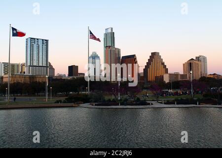 Austin edifici, bandiere e fiume in Texas Foto Stock