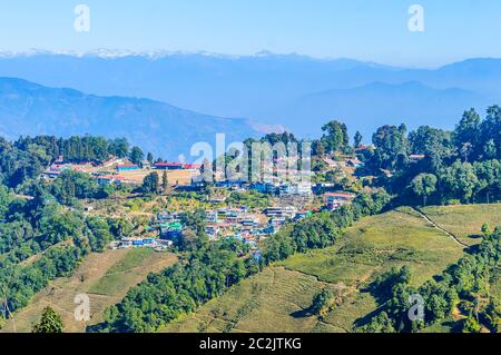 Vista panoramica di Darjeeling villaggio all'ascensore con tradizionale tibetano buddista lo stile architettonico con foreste e colline intorno a colline ai piedi di lui Foto Stock