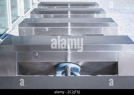 Tornello. Checkpoint. Accesso automatico di controllo. Sistema di accesso all'edificio. Il tornello in metallo. Foto Stock