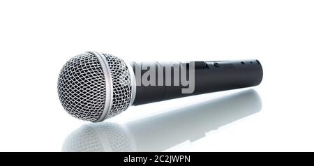 Microfono senza cavo isolato su bianco su sfondo Foto Stock