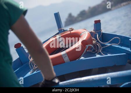 Inchino il dettaglio di un battello a remi blu mentre navighi in mare Foto Stock