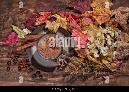 Foglie d'autunno e tazza di caffè Foto Stock