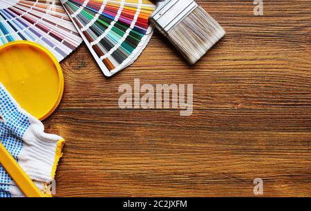 Vari strumenti di pittura e la tavolozza dei colori su sfondo di legno . Foto Stock