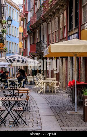 Porto, Portogallo - 29 maggio 2018: Facciate di case tradizionali decorate con piastrelle azulejo portoghesi ornate nel famoso quartiere di Ribeira Foto Stock
