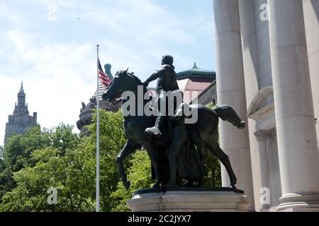 NEW YORK, NY: GIUGNO 17: Una statua del presidente degli Stati Uniti Theodore Roosevelt su un cavallo con una persona indigena che cammina accanto a lui sulla sua destra e una persona afroamericana che cammina accanto al suo lato sinistro è raffigurata all'ingresso del Museo di Storia Naturale. Per anni, questo simbolo della superiorità americana ha adornato il museo anche come le richieste per la sua rimozione sono state numerose. Una pattuglia della NYPD si trova di fronte alla statua per la protezione durante la rivolta americana il 17 giugno 2020 a New York City. Credit: Mpi43/MediaPunch Foto Stock