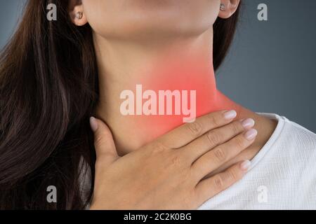 Close-up di sofferenza femminile dal premistoppa infiammazione Foto Stock