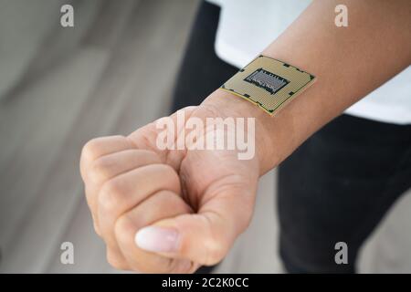 Femmina mostrando il suo polso con chip di computer impianto Foto Stock