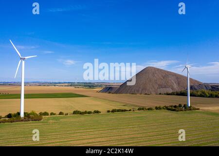 Mansfelder Land rovina il cumulo paesaggio minerario turbine eoliche Foto Stock