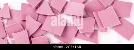 Un panorama di cioccolato ruby, girato dalla parte superiore su un marmo bianco sullo sfondo Foto Stock