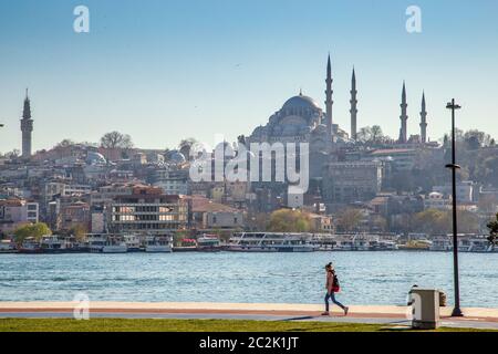 Istanbul, Turchia, 25 marzo 2019: Moschea Suleymaniye la Moschea Süleymaniye è una moschea imperiale ottomana situata sulla terza H Foto Stock