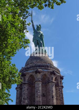 la città di detmold e la famosa hermannsdenkmal in germania Foto Stock