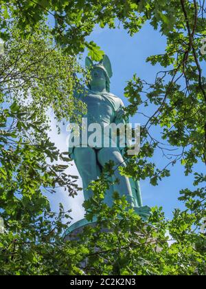 la città di detmold e la famosa hermannsdenkmal in germania Foto Stock