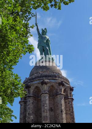 la città di detmold e la famosa hermannsdenkmal in germania Foto Stock