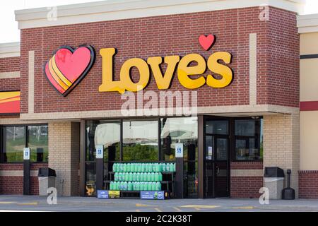 MENOMINEE, WI/USA - 14 GIUGNO 2020: Le fermate dei viaggi Love's e i Country Store con il logo esterno e del marchio. Foto Stock