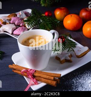 Cioccolata calda con colorati biscotti di natale Foto Stock