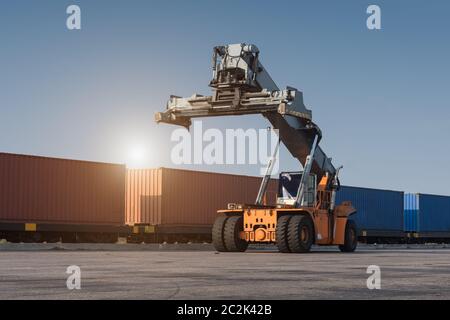 Carrello di movimentazione scatola contenitore di caricamento da dock a carrello Foto Stock