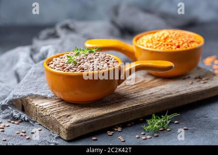 Le lenticchie rosse sono un prodotto ad alta proteina per una dieta sana. Foto Stock