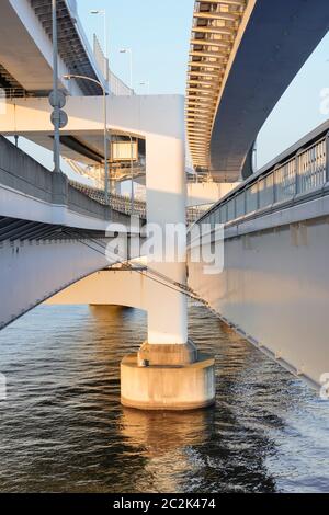 Pilastro del Ponte Rainbow Bridge in Odaiba Bay, Tokyo, Giappone. Foto Stock