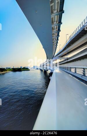 Pilastro del Ponte Rainbow Bridge in Odaiba Bay, Tokyo, Giappone. Foto Stock