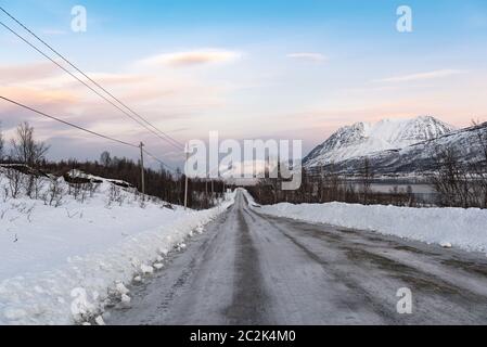 Strada ghiacciata sulla banca di Ullsfjord nella contea di Troms in Norvegia Foto Stock
