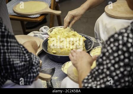 Impastare pane pita, dettaglio di cornbread artigianale Foto Stock