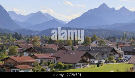 Wallgau nella valle settentrionale dell'Isar, con i monti Karwendel Foto Stock