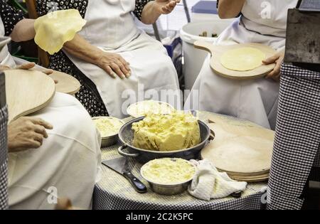 Impastare pane pita, dettaglio di cornbread artigianale Foto Stock