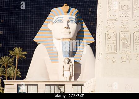 Sphinx & Oblisk fuori Luxor Hotel & Casino, Las Vegas, Nevada, Stati Uniti, Nord America Foto Stock