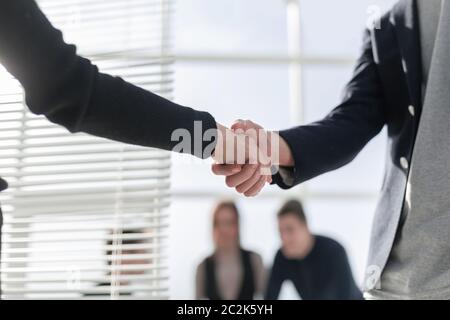 Uomini d'affari che fanno stretta di mano in città - business etiquette, c. Foto Stock