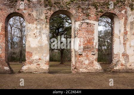 Le rovine della vecchia chiesa di Shelton a Yemassee, SC, sono una destinazione da non perdere quando si visita la contea di Beaufort, Carolina del Sud. Foto Stock