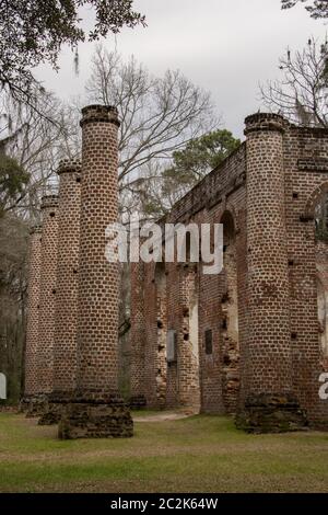 Le rovine della vecchia chiesa di Shelton a Yemassee, SC, sono una destinazione da non perdere quando si visita la contea di Beaufort, Carolina del Sud. Foto Stock