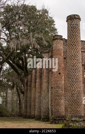 Le rovine della vecchia chiesa di Shelton a Yemassee, SC, sono una destinazione da non perdere quando si visita la contea di Beaufort, Carolina del Sud. Foto Stock