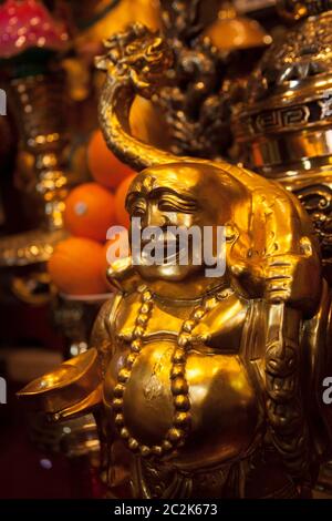 Golden statua del Buddha a Tu Lien Pagoda in Hanoi, Vietnam Foto Stock