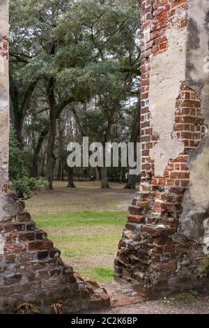 Le rovine della vecchia chiesa di Shelton a Yemassee, SC, sono una destinazione da non perdere quando si visita la contea di Beaufort, Carolina del Sud. Foto Stock