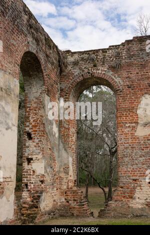 Le rovine della vecchia chiesa di Shelton a Yemassee, SC, sono una destinazione da non perdere quando si visita la contea di Beaufort, Carolina del Sud. Foto Stock