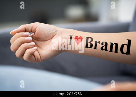 La donna che mostra il suo Io amo la marca Tattoo Foto Stock