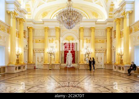 Mosca, Russia, 23 ottobre 2019: Statua dell'imperatrice Caterina la Grande nella sala d'oro del Grande Palazzo Tsaritsyn nella riserva del museo Foto Stock