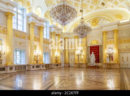 Mosca, Russia, 23 ottobre 2019: Statua dell'imperatrice Caterina la Grande nella sala d'oro del Grande Palazzo Tsaritsyn nella riserva del museo Foto Stock