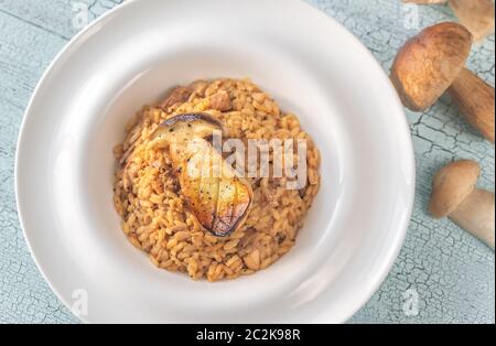 Risotto con funghi porcini laici piatta Foto Stock