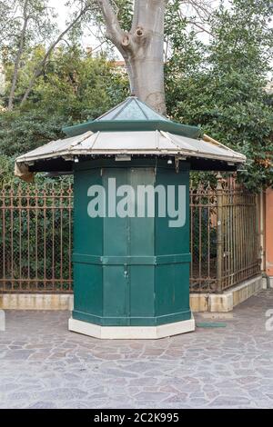 Chiuso verde chiosco distributrice a Venezia Italia Foto Stock