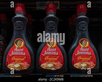New York, NY - 17 giugno 2020: Quaker Oats ha annunciato il ritiro del marchio Aunt Jemima in risposta al movimento BLM. I prodotti Aunt Jemima sono stati visti sugli scaffali del Foodtown Supermarket nel Bronx Foto Stock